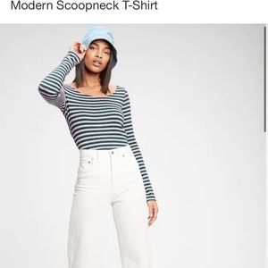 Modern Scoopneck T-Shirt